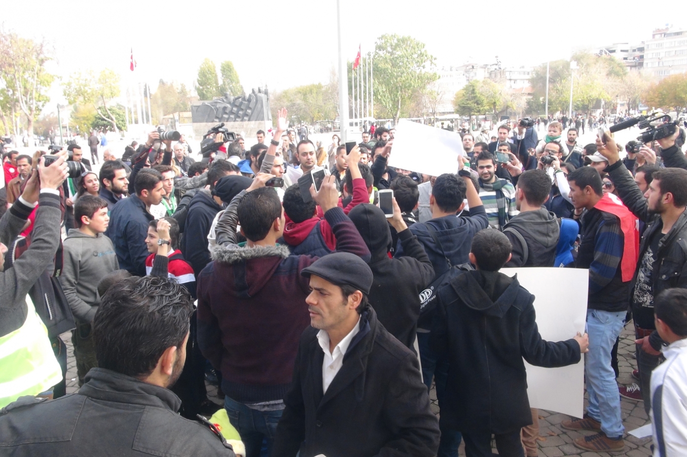 Suriyeliler Rakka’daki saldırıları protesto ettiler Suriyeliler Rakka’daki saldırıları protesto ettiler